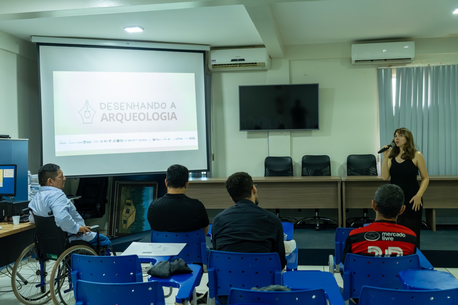 A exposição "Desenhando a Arqueologia" foi prorrogada e permanecerá aberta para visitação gratuita até o dia 14 de agosto, no Centro Cultural João Fona, em Santarém
