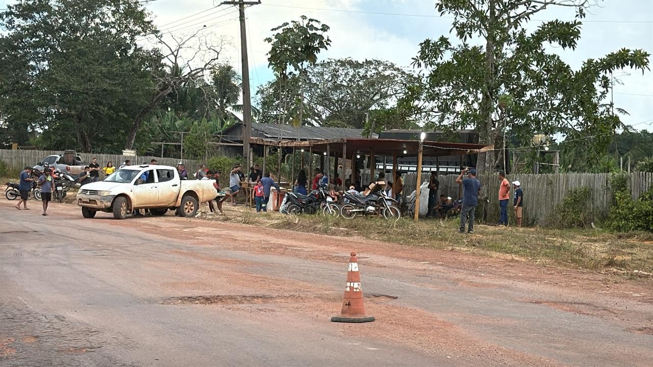 Moradores bloqueiam BR-163 entre Rurópolis e Santarém por recuperação da estrada